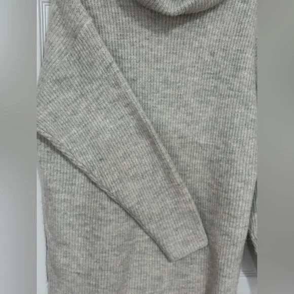 Oversized cozy cowl-neck sweater - Picture 3 of 3